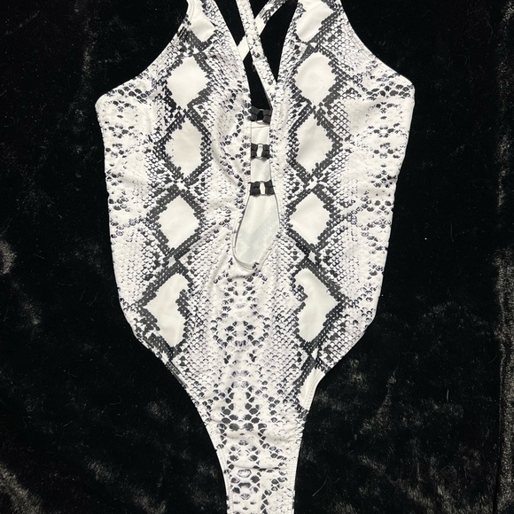 🖤🖤EUC-WHITE AND BLACK SNAKESKIN ONE PIECE BATHING SUIT SZ XL🖤🖤 - Picture 5 of 11